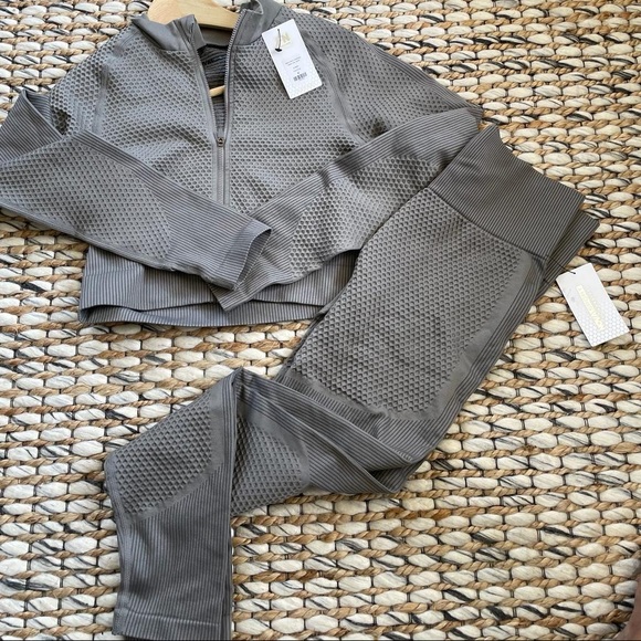 NOVA Sport Matrix Infinity Seamless 2 Pc grey waffle size medium - Picture 8 of 11